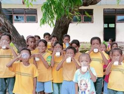 Perhatikan Gizi Anak Perbatasan, Pos Oepoli Pantai Satgas Yonkav 6/Naga Karimata Berbagi Susu Untuk Murid