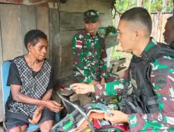 Berbagi Kasih di bulan suci Ramadhan, Satgas Yonif 122/TS memberikan pelayanan kesehatan dan sembako kepada masyarakat Kampung Suskun Papua