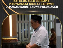 Kapolda Aceh Bersama Masyarakat Sholat Tarawih di Masjid Babuttaqwa Polda Aceh