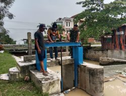 Cegah Bencana Banjir, Babinsa Cek Kondisi Pintu Air di Perbaungan