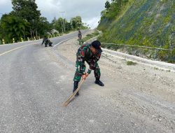 Cegah Kecelakaan, Pos Haumeniana Satgas Yonkav 6/Naga Karimata Bersihkan Jalan Poros Perbatasan