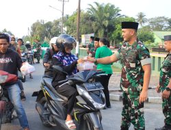 Batalyon Infanteri Mekanis 121/Macan Kumbang Beserta Persit KCK Cabang XX Yonif Mekanis 121 PD I/BB Membagikan Takjil Gratis Untuk Para Pengemudi dan Pengendara Kendaraan Bermotor Yang Melintas Didepan Asrama Yonif Mekanis 121/Macan Kumbang