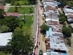 Wujudkan Papua Damai, Tentram dan Cinta Tanah Air, Satgas Yonif 122/TS Menggelar Pengibaran Bendera Merah Putih Sepanjang 1 KM di Perbatasan Skouw RI – PNG