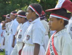 Wujudkan Nasionalisme dan Menumbuhkan Semangat belajar Anak – anak di Perbatasan, Satgas Yonif 122/TS dengan memberikan tenaga didik dan Makan Siang Bersama