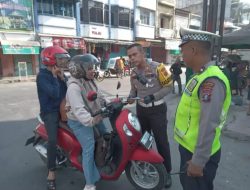 Operasi Keselamatan Toba Satlantas Polres Langkat Bagikan Brosur Tertib Berlalu Lintas