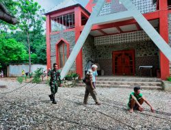 Ikut Bangun Rumah, Pos Aplal Satgas Yonkav 6/Naga Karimata Bantu Membangun Rumah Pastor