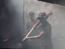 Gerak Cepat Personel Satgas Yonif 122/TS dalam memadamkan Api di rumah salah seorang Warga di Distrik Mannem, Papua