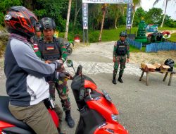 Ciptakan Toleransi di Perbatasan Papua, Satgas Yonif 122/TS membagikan Takjil Kepada Masyarakat Pelintas Jalan