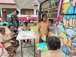 Menambah Wawasan dan Minat Baca Anak – Anak SD di Papua, Satgas Yonif 122/TS Berkolaborasi bersama BPMP Jayapura Hadirkan Perpustakaan Berjalan