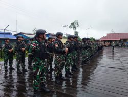 Pererat Sinergitas TNI – Polri Dalam Pengamanan Hari Raya Idul Fitri 2445 H, Satgas Yonif 225/SMB Ikuti Apel Gabungan di Mapolres Asmat