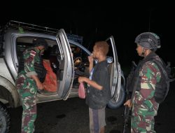 Tingkatkan Kewaspadaan dan Menciptakan Rasa Aman, Satgas Yonif 122/TS Menggelar Kegiatan Pemeriksaan Pada Malam Hari di Sepanjang Jalan Lintas Trans Jayapura – Wamena