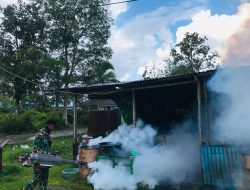 Satgas Yonif 125/SMB Lakukan Fogging Rumah Warga Cegah Penyakit Datang di Musim Hujan