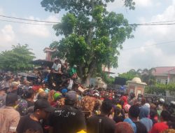 Ratusan Masyarakat Pancur Batu Unjuk Rasa di PN Lubuk Pakam