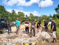 Kemanunggalan TNI dan Rakyat Lakukan Perbaikan Jalan Rusak di Distrik Assue