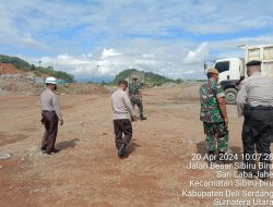 Antisipasi Gangguan, Polresta Deli Serdang bersama TNI Amankan Jalur Lintas Truk Pengangkutan Material Bendungan Lau Simeme