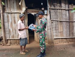 Pos Manamas Satgas Yonkav 6/Naga Karimata Berikan Baju Kepada Masyarakat