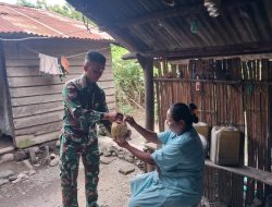 Pos Oepoli Sungai Satgas Yonkav 6/Naga Karimata Berikan Sembako Untuk Masyarakat