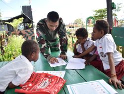 Satgas Yonif 125/SMB Jadikan Pos Sebagai Tempat Menyenangkan Untuk Mengerjakan PR Anak Sekolah