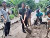 Peduli Desa Binaan, Babinsa Koramil 0204-11/Tj Beringin Ikut Gotong – Royong Membangun Jalan