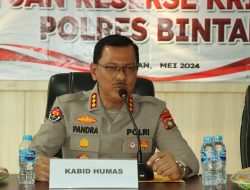 Kasus Pemalsuan Surat Berlanjut, Kabidhumas Polda Kepri Memimpin Konferensi Pers