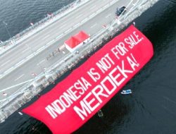 Belasan Aktivis Greenpeace Usai Bentangkan Spanduk ” Indonesia is Not For Sale “, Langsung Ditangkap Polisi