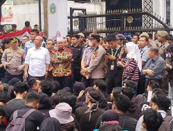 Ribuan Massa Mengatasnamakan AKBAR Sumut Gelar Orasi Tolak Politik Dinasti Jokowi