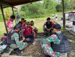 Kepedulian Satgas Yonif 122/TS kepada Masyarakat Papua dengan melaksanakan Pelayanan Kesehatan keliling di Desa binaan kampung Kalibom