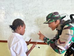 Wujud pengabdian Satgas Yonif 122/TS dalam berikan bantuan tenaga didik disekolah perbatasan