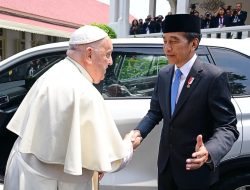 Presiden Jokowi Sambut Paus Fransiskus di Istana Negara