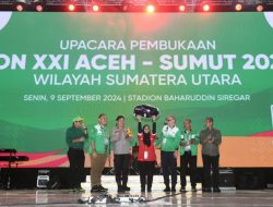 Staff Ahli Gubernur Sumut Bidang Pemerintahan, Politik dan Hukum yang juga Sekretaris PB PON XXI Wilayah Sumut Effendy Pohan bersama Wakapolda Sumut Brigjen Pol Rony Samtana mengundi Doorprize pada Upacara Pembukaan PON XXI Aceh – Sumut Wilayah Sumut di Stadion Baharuddin Siregar Lubuk Pakam