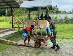 Satgas Yonif 131/BRS Bantu Bangun Rumah Warga Kampung Scofro