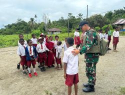 Tingkatkan Kedisiplinan Sejak Dini, Satgas Yonif 131/BRS Latihkan PBB bagi Siswa di Wilayah Perbatasan