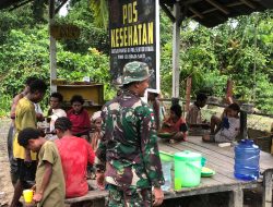 Dengan Bergotong Royong, Satgas Yonif 131/BRS Bersama Warga Bersihkan Lingkungan