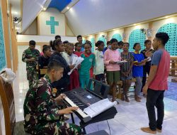 Latih Paduan Suara di Gereja Santopetrus Wembi, Satgas Yonif 131/BRS Bangkitkan Semangat Pemuda Wembi Dalam Beribadah