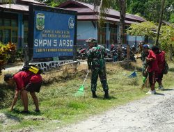 Jaga Kebersihan Lingkungan, Satgas Yonif 131/BRS Gotong – Royong Bersama Siswa – Siswi SMPN 5 Arso