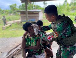 Peduli kesehatan Warga, Satgas Yonif 131/BRS Memberikan Pengobatan Gratis Kepada Warga Ujung Karang