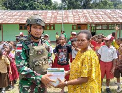 Tingkatkan Semangat Belajar Anak – anak Perbatasan, Satgas Yonif 131/BRS Bagikan Buku Tulis