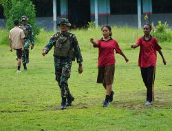 Latih Disiplin Sejak Dini, Satgas Yonif 131/BRS Latihkan PBB bagi Siswa di Wilayah Perbatasan