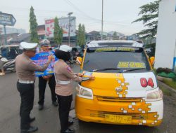 Giat Ops Zebra Toba 2024 Polresta Deli Serdang : pasang spanduk, sosialisasi, himbauan, tempel sticker, berikan brosur tertib berlalu lintas kepada masyarakat