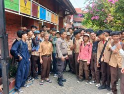 Bhabinkamtibmas Jelambar dan Guru SMK Bhara Trikora Sinergi Awasi Pulang Sekolah, Beri Nasihat Positif kepada Siswa