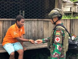 Peduli Terhadap Kesehatan Masyarakat, Satgas Yonif 131/BRS Berikan Layanan Kesehatan di Kampung Kali Lapar