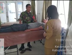 Totalitas Pengabdian Tentara Rakyat, Babinsa Sibolangit Antar Warga Berobat ke Puskesmas