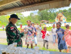 Berbagi Kasih di Hari Minggu, Satgas Yonif 131/BRS Membagikan Makanan Bubur Kacang Hijau Kepada Warga