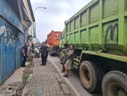 Petugas Tindak Tegas Truk Tanah Langgar Jam Operasional, 13 Truk Dikandangi, 9 Truk Diputar Balik