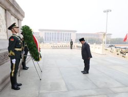 Presiden Prabowo Subianto Kunjungi Monumen Pahlawan Rakyat Tiananmen Square di Beijing