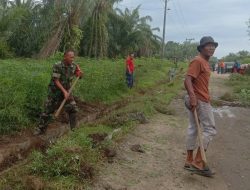 Jaga Lingkungan, Babinsa di Tebing Tinggi Syahbandar Gelar Aksi Tagana di Tanah Besih