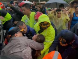 Detik – Detik Kapolres Purwakarta Evakuasi Korban Tabrakan Beruntun Tol Cipularang