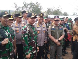 Panglima TNI Dampingi Wapres RI dalam Kunjungan Kerja ke Posko Pengungsian Korban Erupsi Gunung Lewotobi