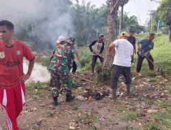 Babinsa Tebing Syahbandar Pelopori Warga Paya Lobang Lakukan Aksi Jum’at Bersih