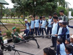 Tumbuhkan rasa cinta tanah air serta wawasan kebangsaan sejak dini, murid – murid Sekolah Dasar Islam Terpadu Ulil Albab melaksanakan Outbond di Mako Yonif 122/TS